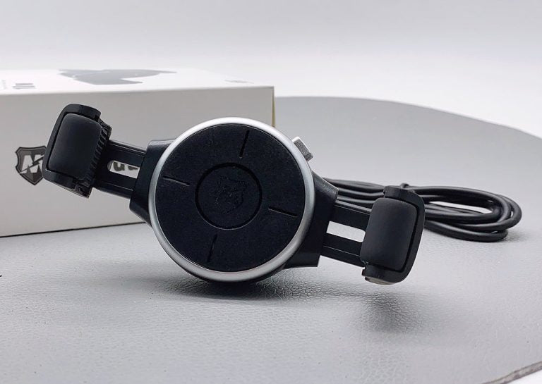"Fast 10W charging car phone holder for hands-free use"